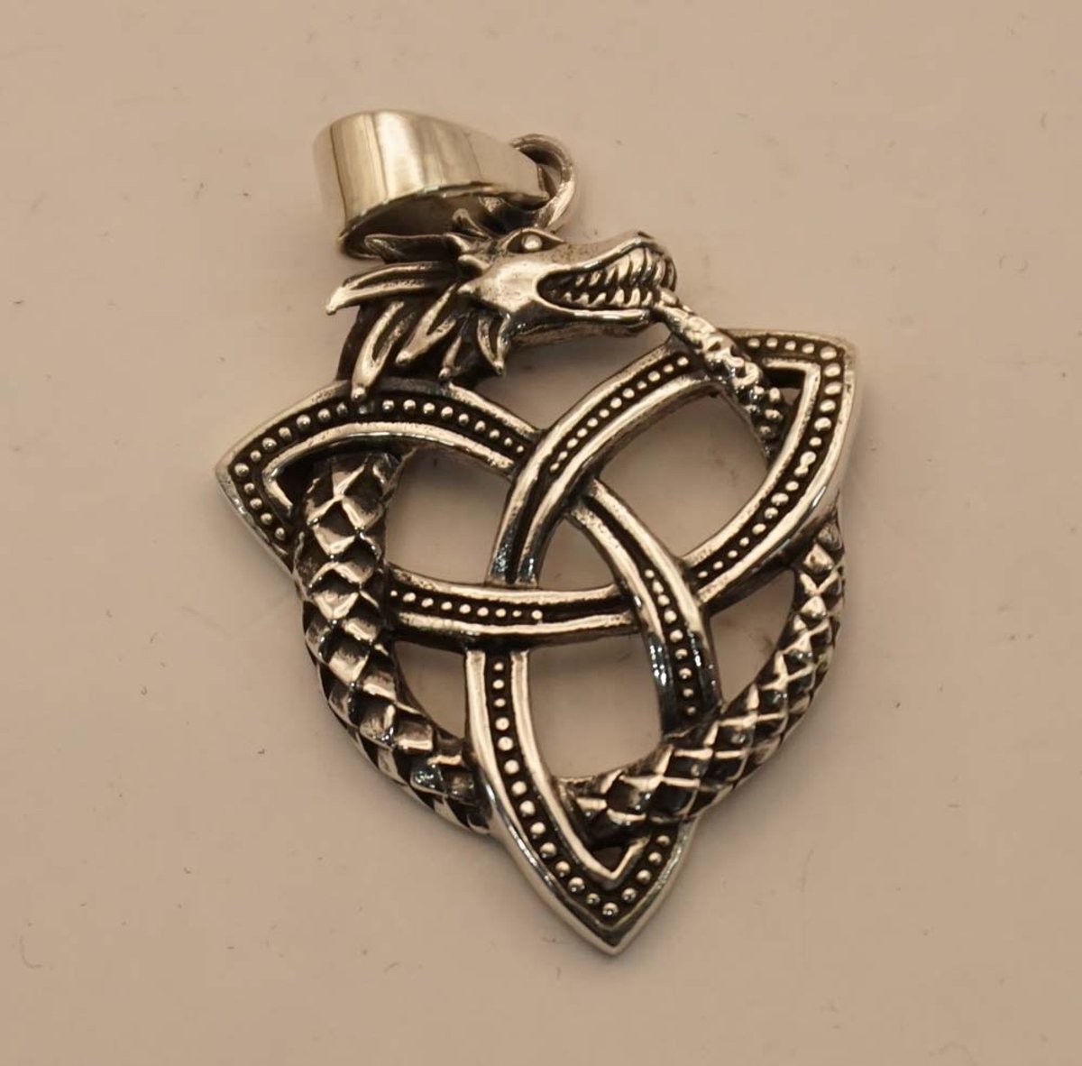 Zilveren hanger draak op triskel - triskel met draak hanger van 925 zilver -keltische draak hanger van sterling zilveren - hanger keltische knoop met draak - pendant celtic - sterling zilveren keltische bedel voor aan ketting