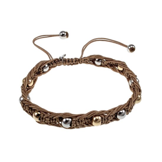 Een macramé armband met bruin koord, zilveren en gouden kralen, en verstelbare koorduiteinden met zilverkleurige kralen.