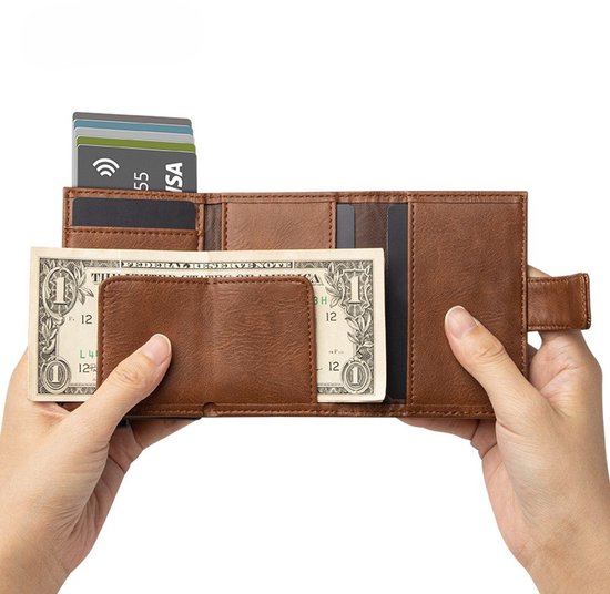 Bruine kaarthouder, geopend met creditcards en dollars biljetten erin.
