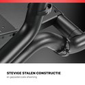 Stevige stalen constructie van een racesimulatorframe met gepoedercoate afwerking, close-up.