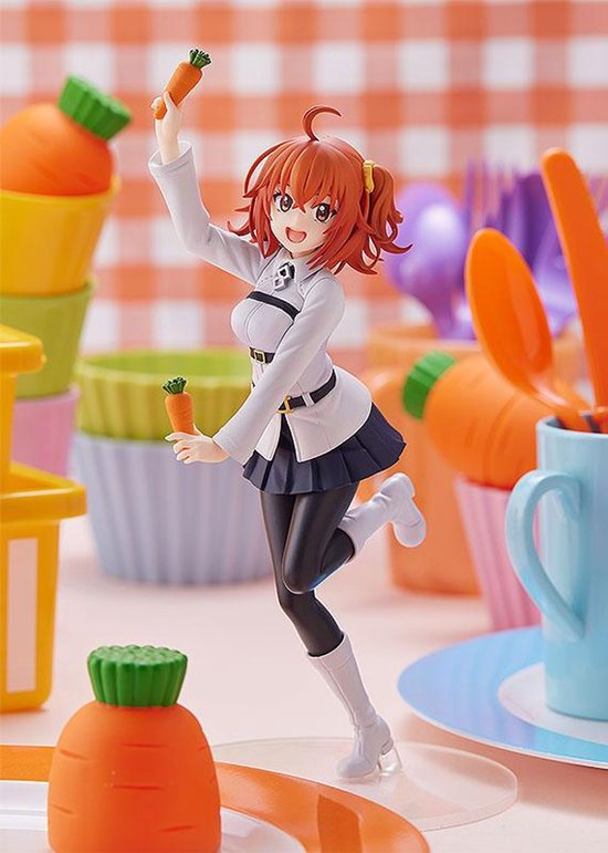 Ritsuka Fujimaru figuur in een speelse keukenomgeving met kleurrijke borden en wortelvormige decoraties.