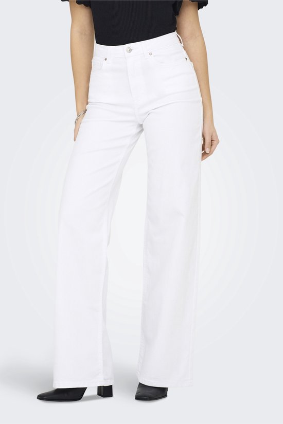 Witte wide leg jeans gedragen door een model, van voren gezien.