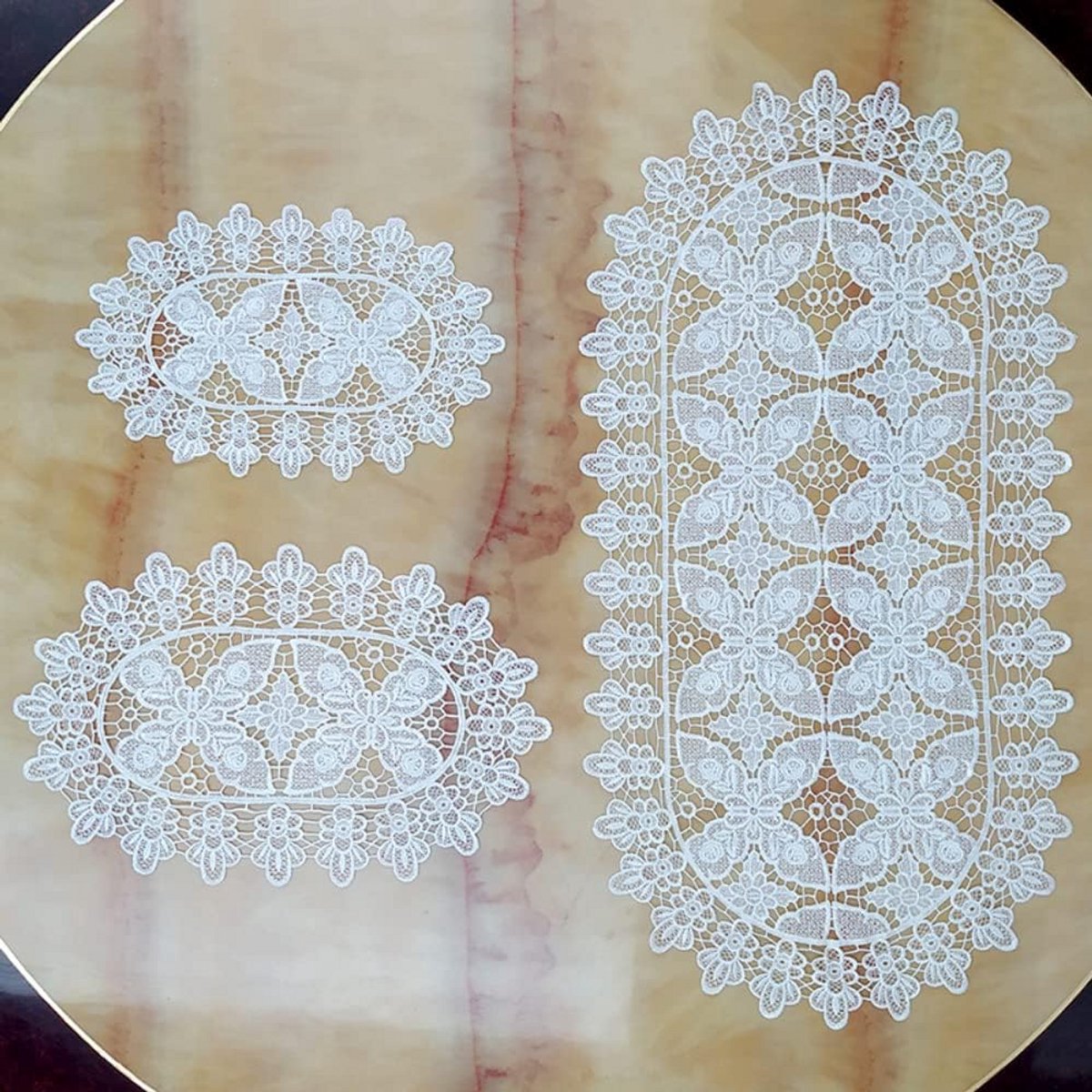 4x Oval Tafelkleed Wit Geborduurd Kant Bloemendecoratie 34x22 cm