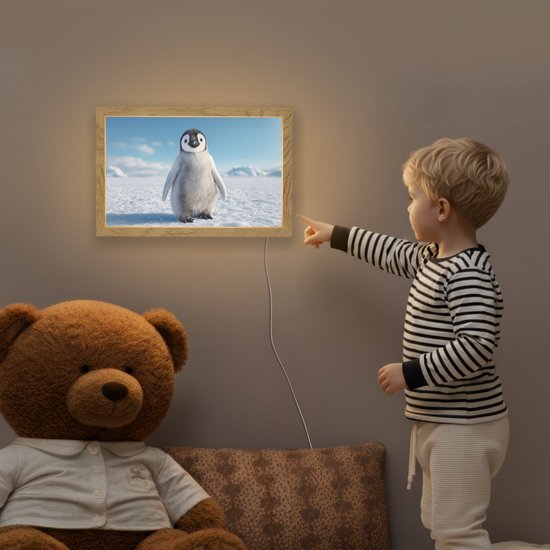 Nachtlampje 30x20 cm - Kinder lamp - Pinguïn - Sneeuw - Landschap - Wit - Tafellamp kinderkamer - Slaapkamer lamp - Bedlamp kinderen - Kinderlampje stopcontact - Wandlamp babykamer - Nachtlampjes van Apixiel — afbeelding 5