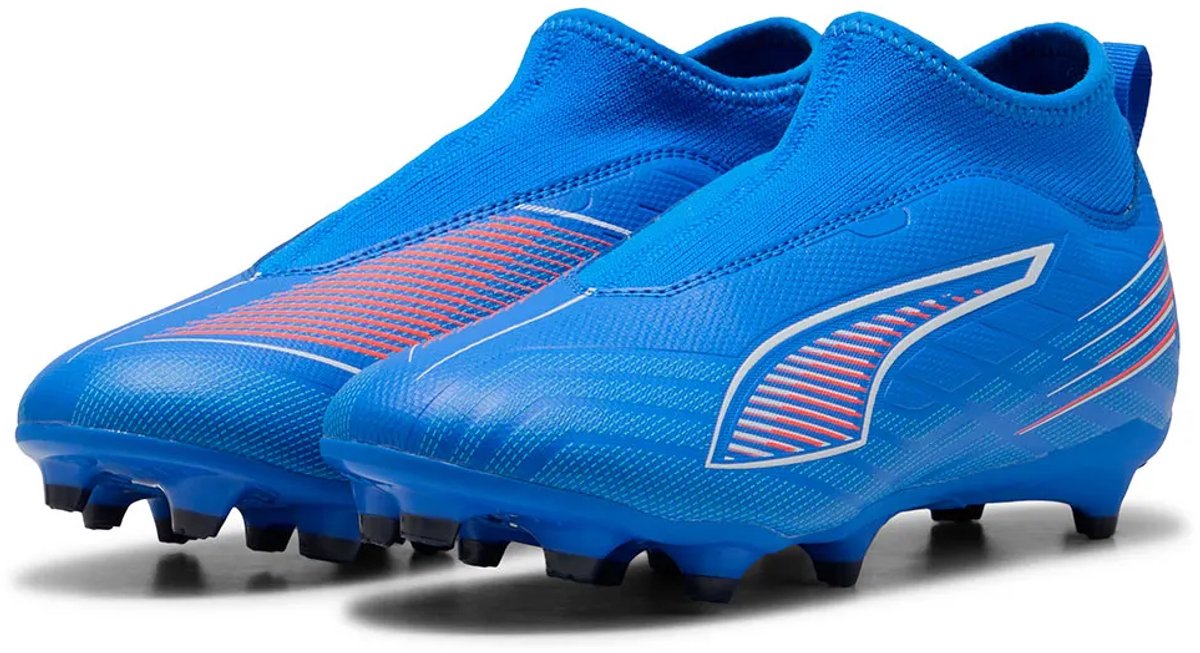 Blauwe Puma Ultra 6 Match+ voetbalschoenen voor kinderen, EU 35 1/2, met technisch mesh bovenwerk en noppenontwerp.