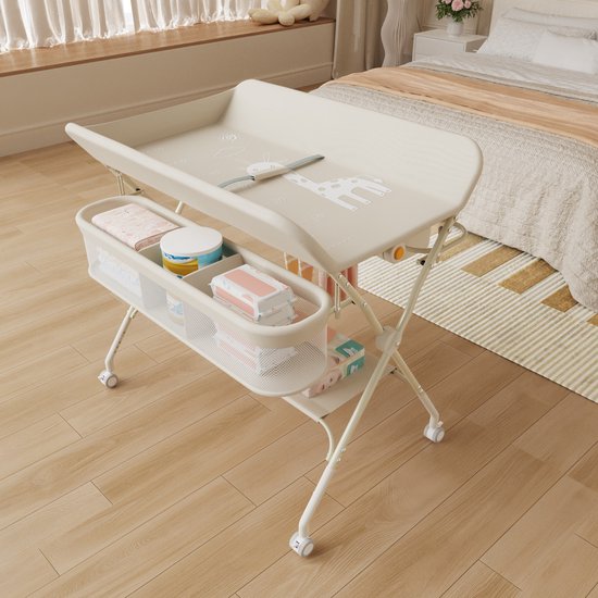 Beige commode in slaapkamer met babybenodigdheden in de mand.