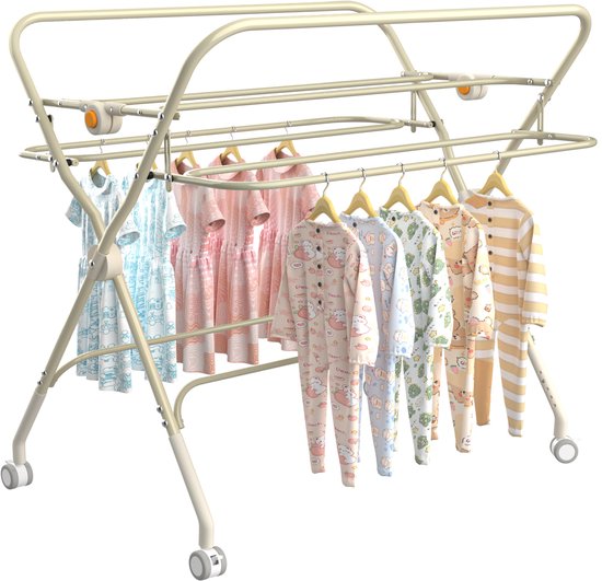 Grijze commode omgebouwd tot droogrek, met kinderpyjama's en jurkjes eraan hangend.