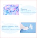 Detailopname van waterdruppels op een blauwe, roze en paarse rugzak met geometrische print. Ademend rugpaneel.