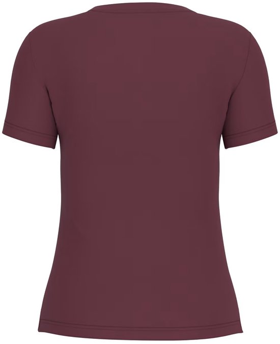Arrière d'un t-shirt Guess bordeaux.