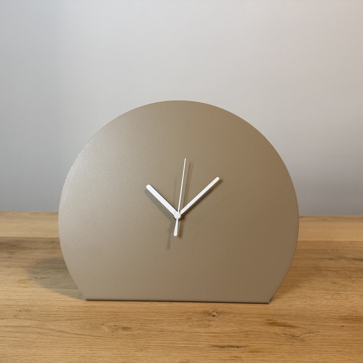 Klok DRIFT - GRIJSBEIGE - Tafelklok - Hoogte 24,6 cm - Diameter 30 cm