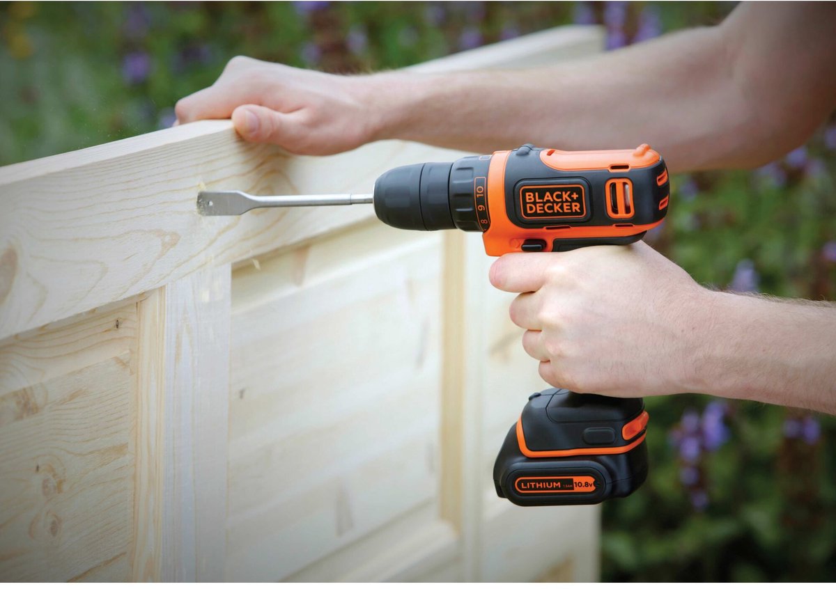 BLACK+DECKER 10,8V Lithium Ion accu schroef-/boormachine met 1,5Ah accu, 11 koppelinstellingen, LED verlichting, 200mA lader - BDCDD12-QW – foto 2