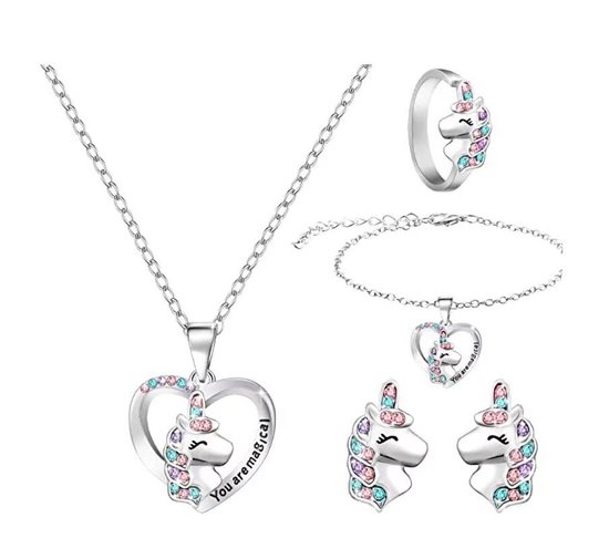 Zilverkleurige 4-delige sieradenset met eenhoorn en gekleurde kristallen, bestaande uit ketting, armband, ring en oorbellen.