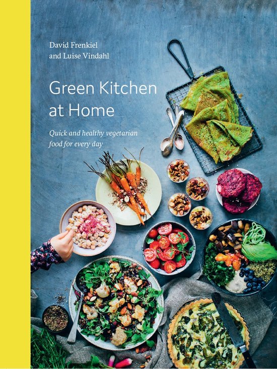 Boek 'Green Kitchen at Home' met recepten voor vegetarisch eten. Een hand reikt naar een kom met kikkererwten.