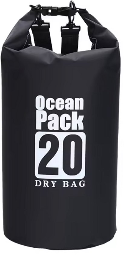 Zwarte Ocean Pack 20L dry bag, rechtopstaand met gespen aan de bovenkant.