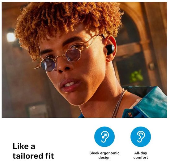 Man met kroeshaar en ronde bril draagt zwarte oordopjes. Tekst: Sleek ergonomic design.