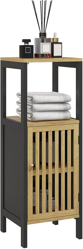 Zwarte badkamerkast met houten deuren, gevuld met handdoeken en flessen, op een witte achtergrond.