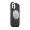 Coque d'iPhone noire avec chargeur MagSafe rond argenté et câble blanc.