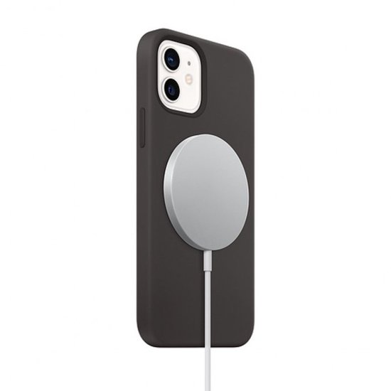 Coque d'iPhone noire avec chargeur MagSafe rond argenté et câble blanc.