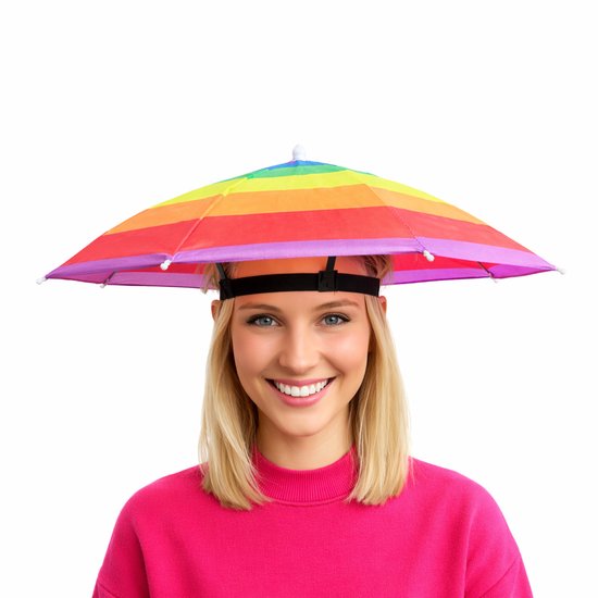 Vrolijke vrouw met blonde haren, draagt een felroze trui en een regenboogkleurige parapluhoed op haar hoofd.