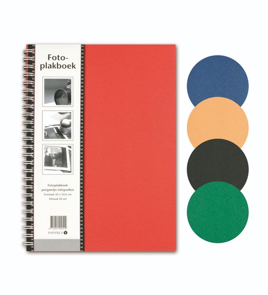 Rood fotoalbum met blanco voorkant. Rechts vier gekleurde cirkels: blauw, oranje, zwart, groen.