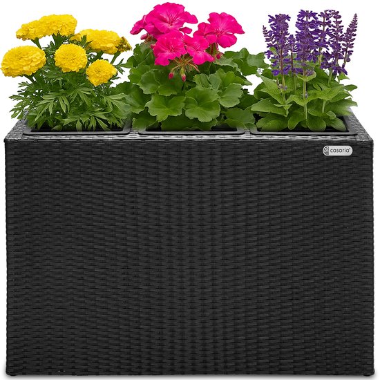 Zwarte plantenbak in polyrotan-look met drie vakken, gevuld met gele, roze en paarse bloemen.