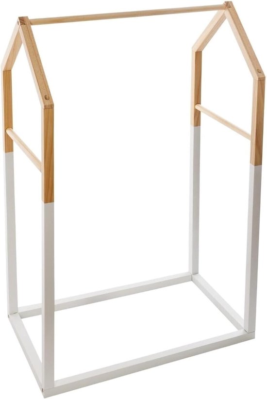 Vrijstaand kledingrek in huisvorm met een houten frame bovenaan en witte poten op een witte achtergrond.