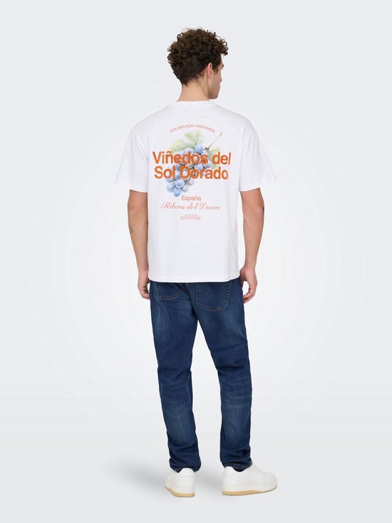 Wit T-shirt met opdruk van blauwe druiven en tekst: 'Viñedos del Sol Dorado, España, Ribera del Duero'.