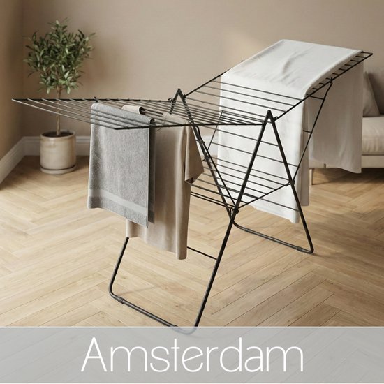 Porte-linge noir pliable avec une serviette grise et beige clair, une couverture blanche et le texte Amsterdam.
