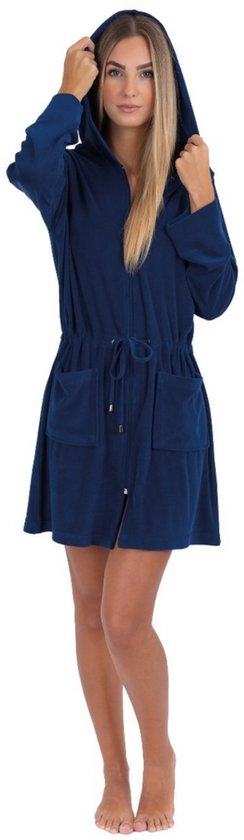 Blauwe, korte badjas met capuchon, ritssluiting en trekkoord in de taille. Twee steekzakken.