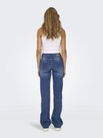 Model van achteren gezien in een wijde, middelhoge jeans met rechte pijpen in medium denim.