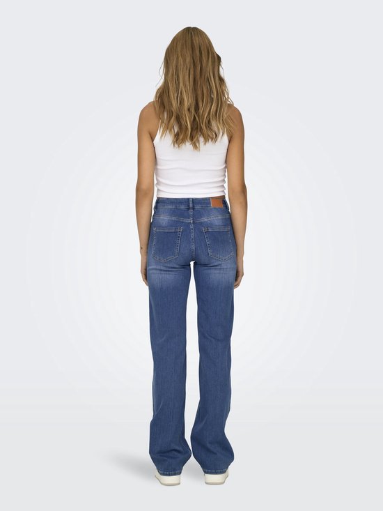 Model van achteren gezien in een wijde, middelhoge jeans met rechte pijpen in medium denim.