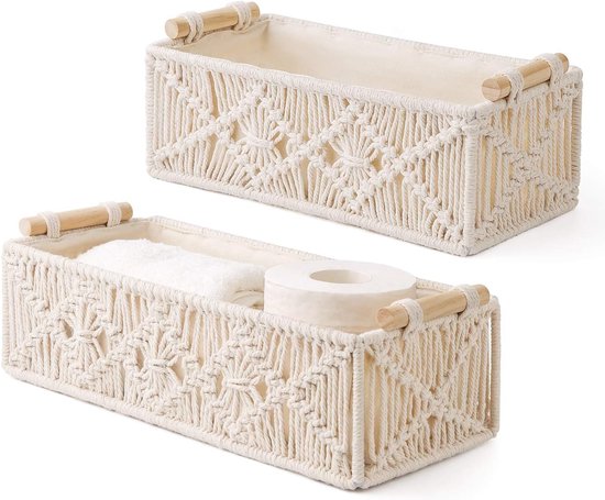 Deux paniers de rangement en corde blanc cassé avec poignées en bois et motif en losange. Un panier contient des serviettes et du papier toilette.