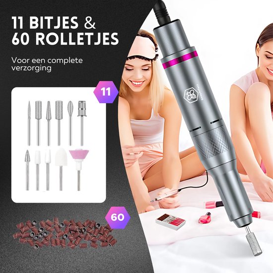 Twee lachende vrouwen met schone nagels, naast een zilverkleurige elektrische nagelvijl met bitjes en rolletjes.