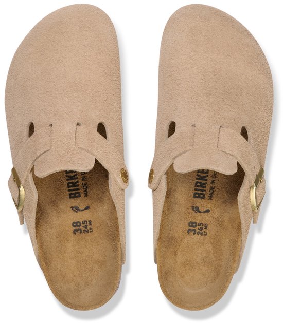 Bovenaanzicht van een paar beige suède Birkenstock Boston klompen, met verstelbare gespen en kurken zolen.