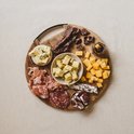 Borrelplank met kazen, vleeswaren en een potje jam