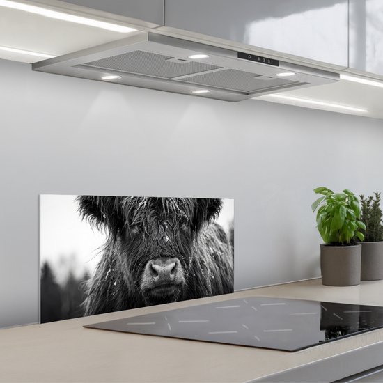 Spatscherm 70x30 cm - Zelfklevende achterwand Schotse hooglander - Zwart - Wit - Sneeuwvlokken - Keuken muurbeschermer - Spatwand fornuis
