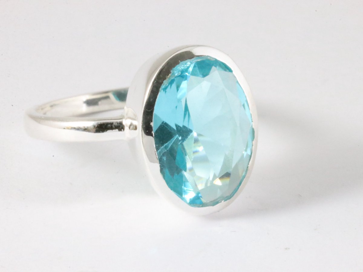 Hoogglans zilveren ring met blauwe topaas - maat 19