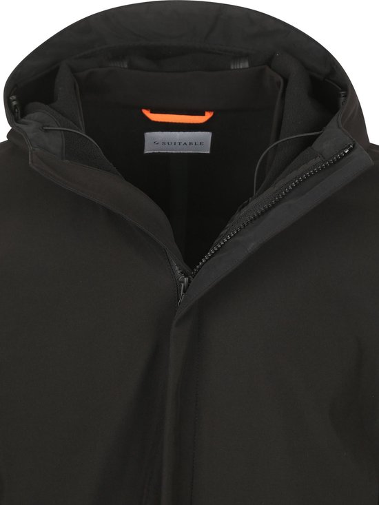 Sluiting van zwarte jas met capuchon, label 'SUITABLE'.