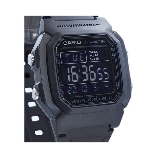 Zwart Casio digitaal horloge met de tijd 16:36:55 en 'TUE'.