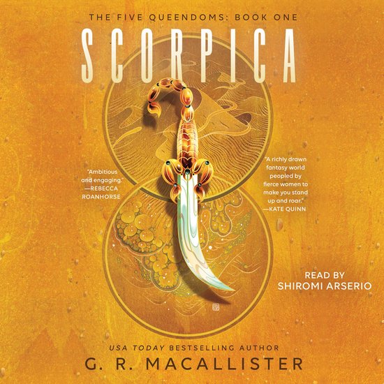 Boekomslag voor 'Scorpica', met een gouden schorpioen-dolk met een jade blad, tegen een gele, textuurrijke achtergrond. Bevat tekst, waaronder de titel 'Scorpica'.