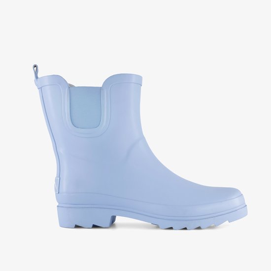 Lichtblauwe korte regenlaars met een effen design en blauwe elastische inzetstukken.