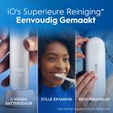 Collage: Beige Oral-B iO op lader, vrouw poetst tanden, reisetui met Oral-B iO.