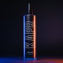 Zwarte KAPR Tonic fles met witte letters, verlicht door blauwe en oranje lampen.