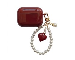 Wijnrood glanzend hoesje voor oordopjes dames met parel polsband en hart hanger geschikt voor AirPods 4 hardcase met goudkleurige clip
