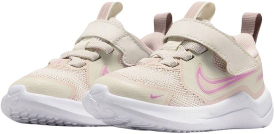 Twee crèmekleurige en roze Nike sneakers met klittenband.
