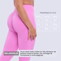 Roze legging, details over maattabel (in cm) en pasvormadvies. Draagster staat met rug naar de camera.