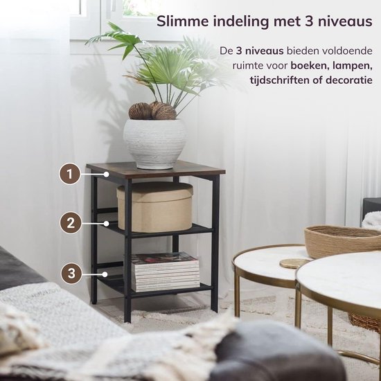 Bijzettafel met bruin tafelblad, zwart metalen frame met drie niveaus. Een plant, doos en boeken zijn op de niveaus geplaatst.