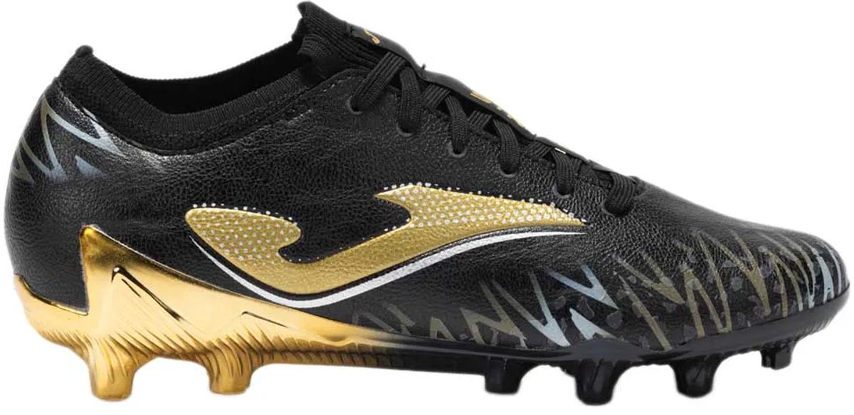 Zwarte Joma Striker FG voetbalschoenen EU 43 met gouden details, ontworpen voor stevige ondergrond en optimale prestaties.