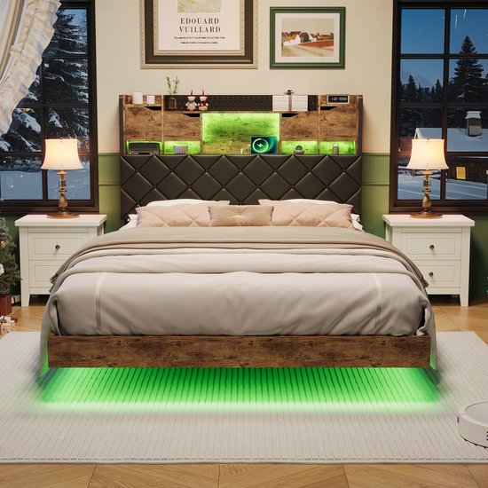 Lit double avec tête de lit en bois, éclairage LED vert et compartiments de rangement. Le lit est éclairé par des bandes LED sous le cadre.
