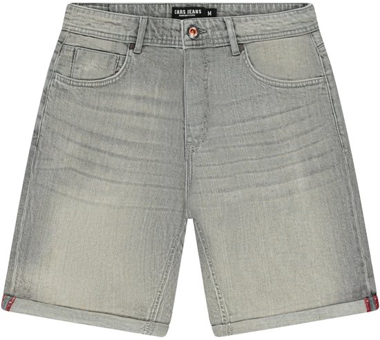 Grijze denim shorts voor heren, met opgerolde broekspijpen met rode binnenzijde.